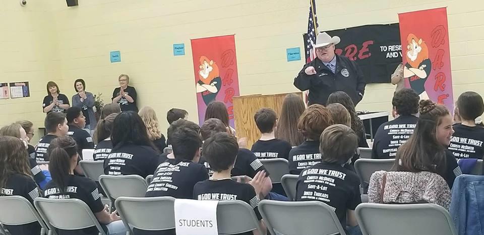 Sheriff Singleton addressing crowd of DARE students